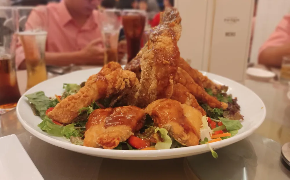 Lượng natri (muối) cao có thể tác động tiêu cực đến sức khỏe của tim. Ảnh: NHẬT LINH Lượng natri (muối) cao có thể tác động tiêu cực đến sức khỏe của tim. Ảnh: NHẬT LINH