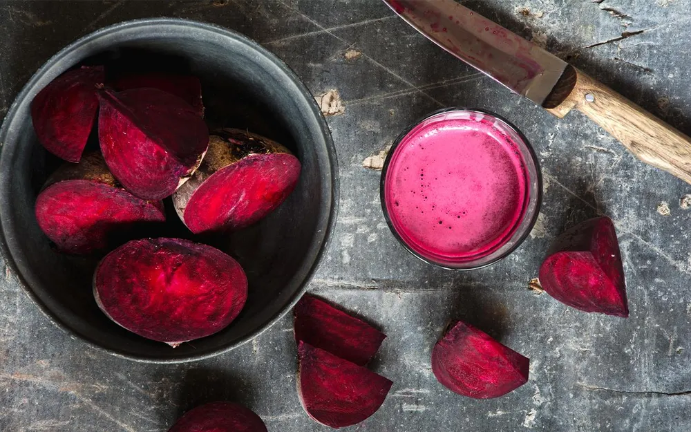 Nước ép củ dền ít calo và giàu chất dinh dưỡng có thể giúp hỗ trợ quá trình giảm cân.Ảnh: Pixel Stories/Stocksy United Nước ép củ dền ít calo và giàu chất dinh dưỡng có thể giúp hỗ trợ quá trình giảm cân.Ảnh: Pixel Stories/Stocksy United