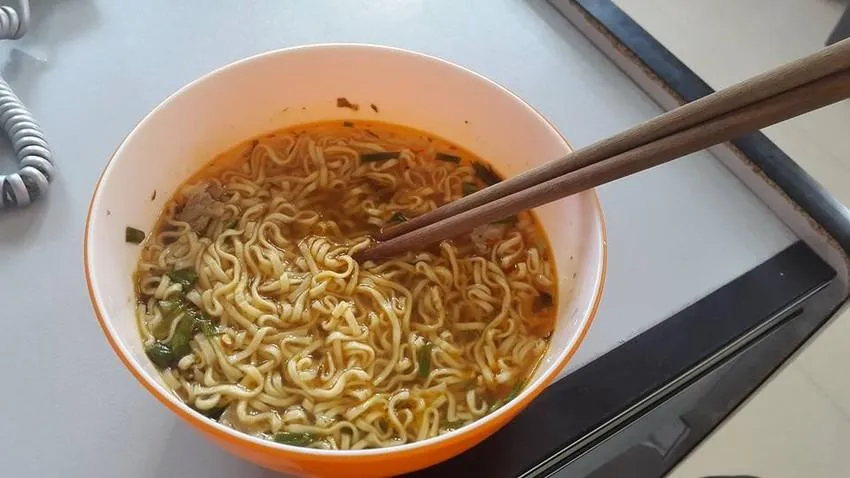 Thường xuyên ăn mì gói có thể làm tăng nguy cơ mắc nhiều bệnh mãn tính. Ảnh: NGUYÊN VÕ Thường xuyên ăn mì gói có thể làm tăng nguy cơ mắc nhiều bệnh mãn tính. Ảnh: NGUYÊN VÕ