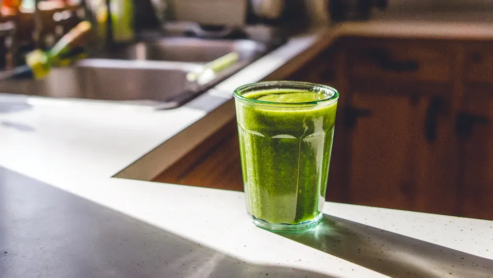Nước ép xanh là nguồn cung cấp chất sắt tốt cho cơ thể. Ảnh: Lindsay Crandall/Stocksy United