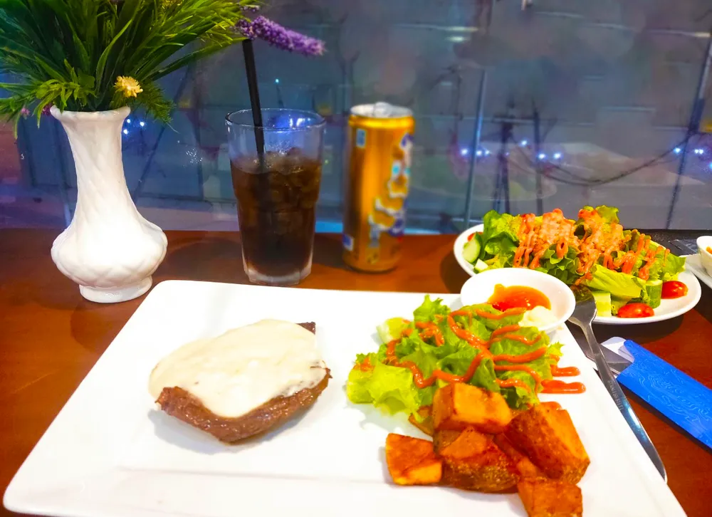 Một chế độ ăn uống cân bằng, lành mạnh có thể giúp bạn đạt được cân nặng lý tưởng. Ảnh: NHẬT LINH Một chế độ ăn uống cân bằng, lành mạnh có thể giúp bạn đạt được cân nặng lý tưởng. Ảnh: NHẬT LINH