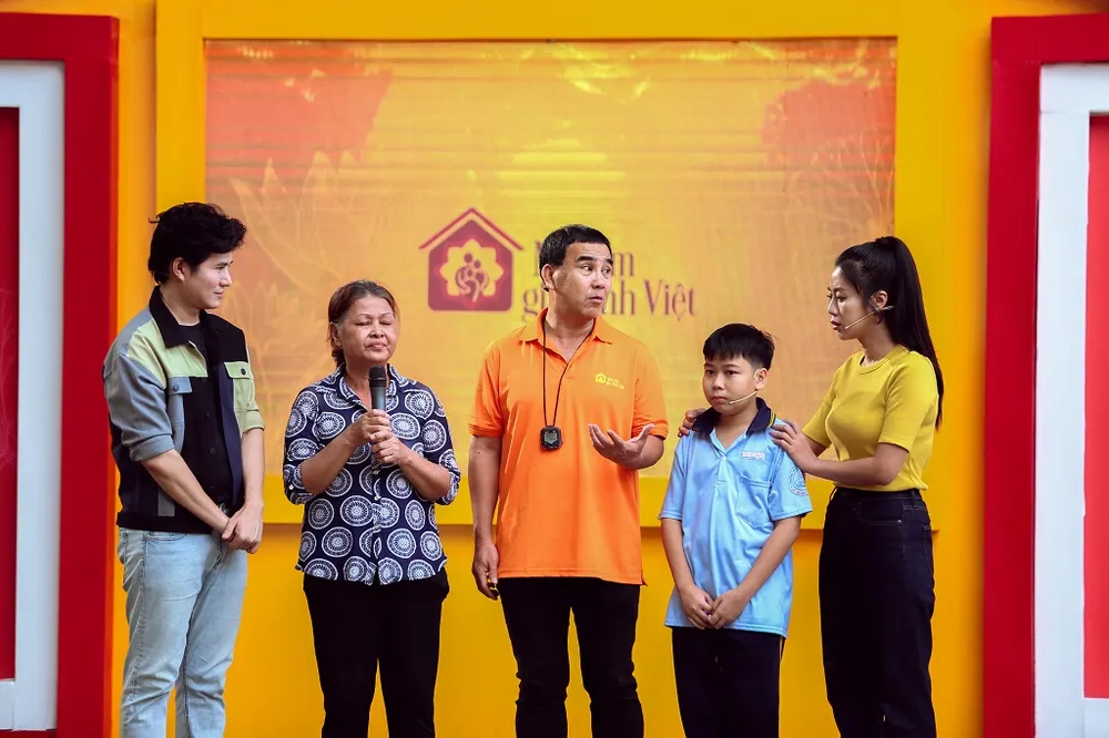 MC Vũ Mạnh Cường: “Tôi luôn cảm thấy có lỗi vì cứ chạy theo công việc mà quên quan tâm cha mẹ” MC Vũ Mạnh Cường: “Tôi luôn cảm thấy có lỗi vì cứ chạy theo công việc mà quên quan tâm cha mẹ”