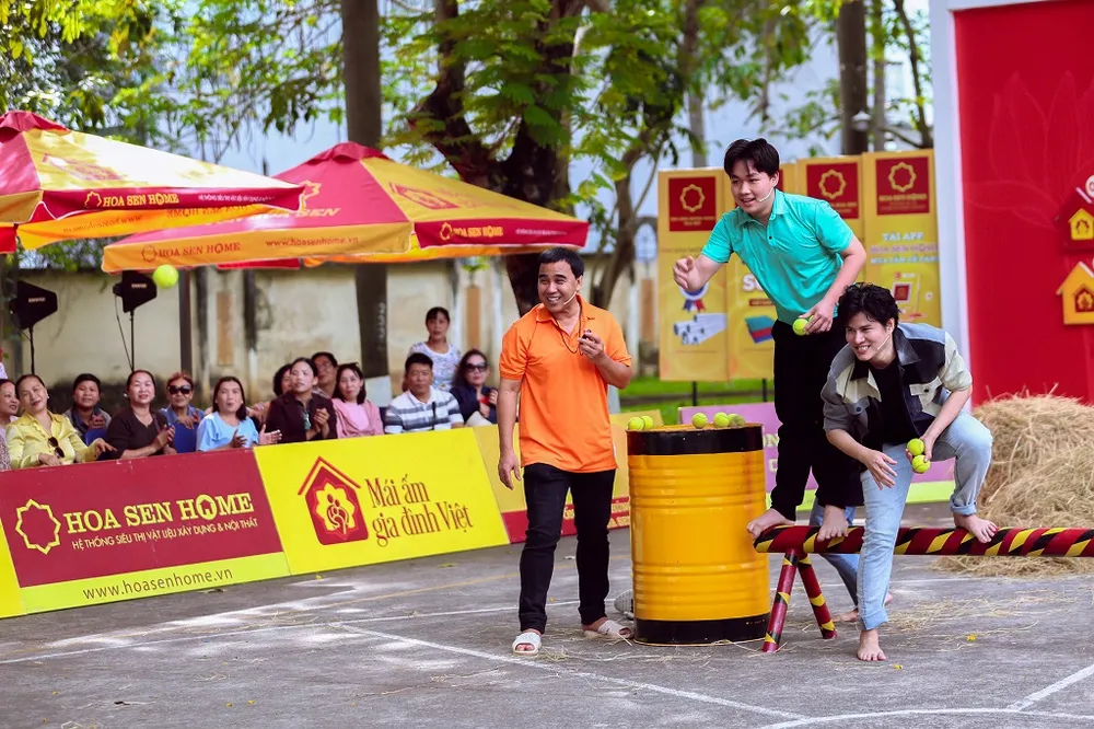 Vũ Mạnh Cường muốn nối gót Quyền Linh trở thành MC của các chương trình nhân văn. Vũ Mạnh Cường muốn nối gót Quyền Linh trở thành MC của các chương trình nhân văn.