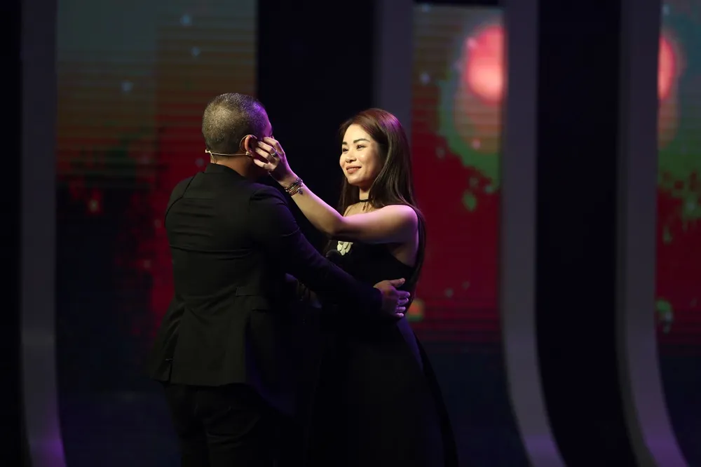 Chị Nguyệt Hà thể hiện ca khúc Bức thư tình thứ hai dành tặng ông xã.