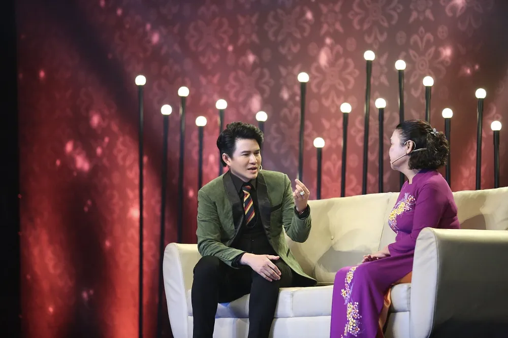 MC Vũ Mạnh Cường đang trò chuyện cùng với khách mời. Ảnh: BEE