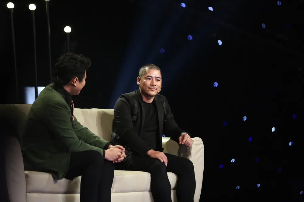 Anh Cao Dũng (chồng chị Nguyệt Hà) đang trò chuyện với MC Vũ Mạnh Cường.