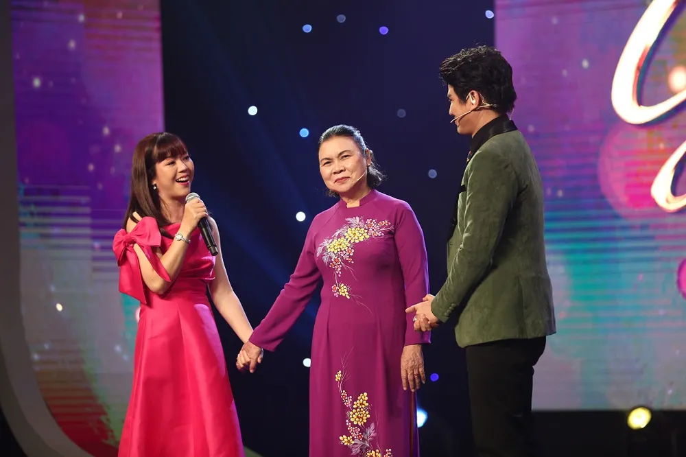 MC Mạnh Cường cùng hai mẹ con cô giáo Tuyết Nhi.