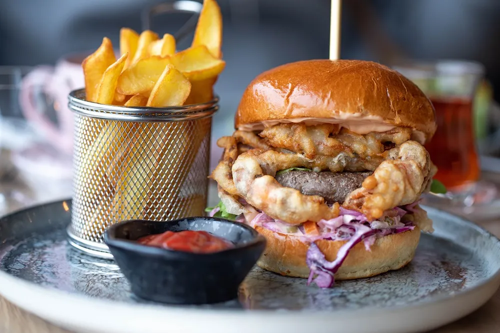 Tiêu thụ quá nhiều đồ ăn vặt có thể khiến bạn béo phì. Ảnh: Pexels