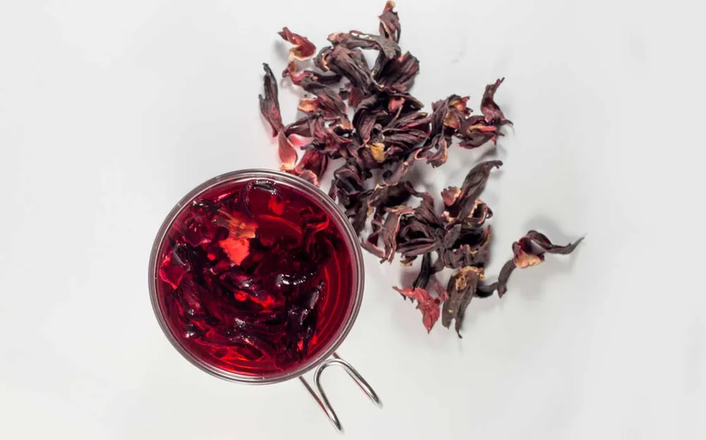 Uống trà hoa dâm bụt có thể cải thiện đáng kể sức khỏe tim mạch của bạn. Ảnh: Stocktr/Shutterstock