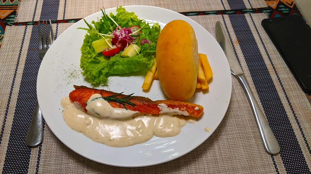 Cá hồi là một lựa chọn tuyệt vời để xây dựng cơ bắp và sức khỏe tổng thể. Ảnh: NHẬT LINH