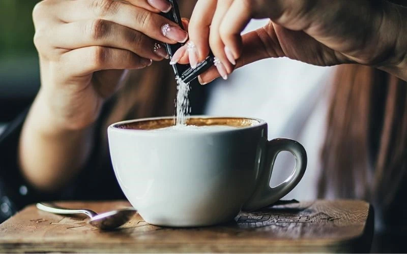 Tiêu thụ quá nhiều chất làm ngọt nhân tạo có thể tác động tiêu cực đến sức khỏe. Ảnh: iStockphoto