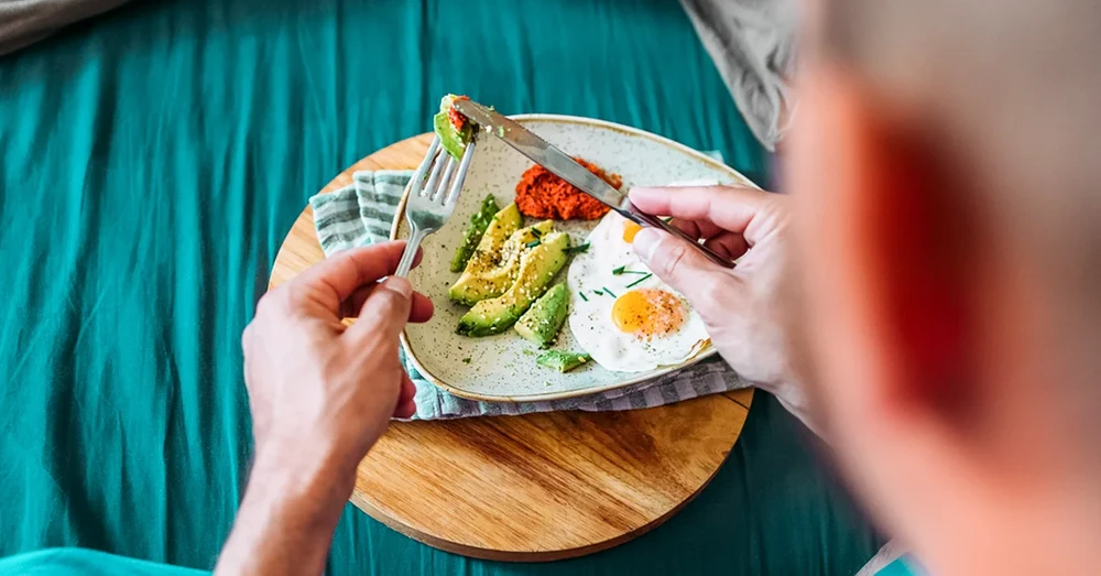 Bơ giàu axit béo không bão hòa đơn có lợi cho sức khỏe. Ảnh: Stocksy