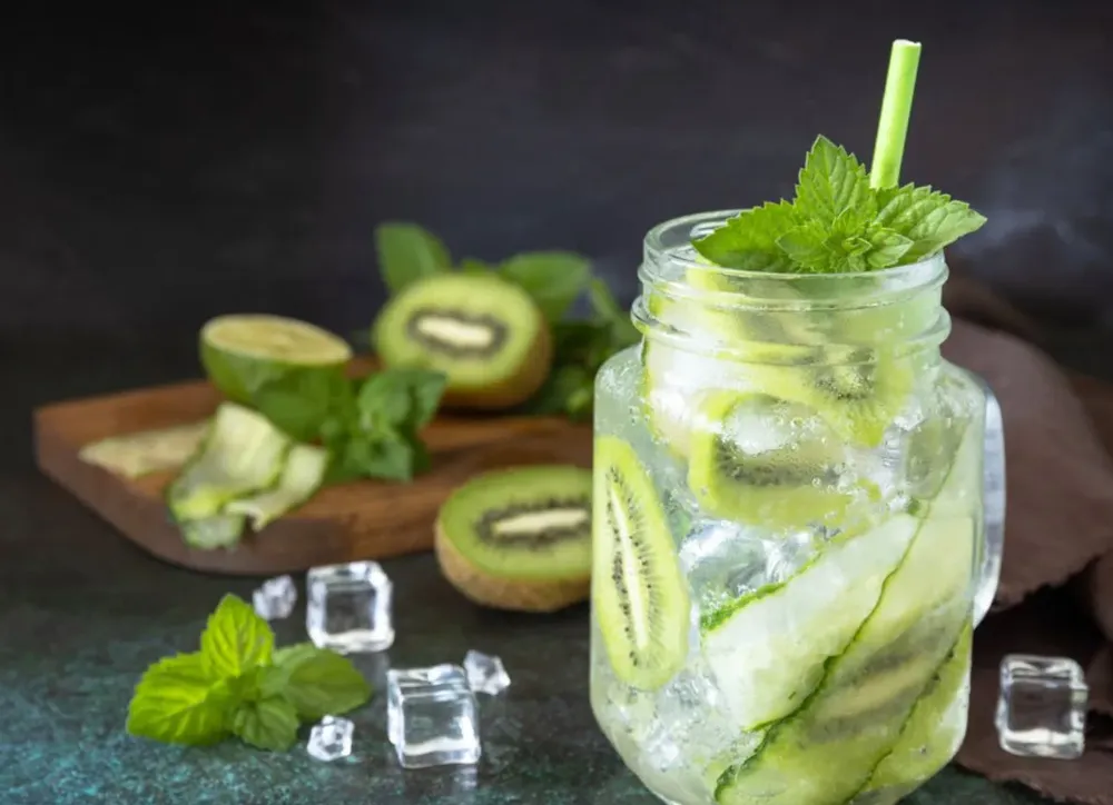 Giải độc cơ thể và giảm cân bằng thức uống kiwi kết hợp với dưa chuột và bạc hà. Ảnh: Shutterstock