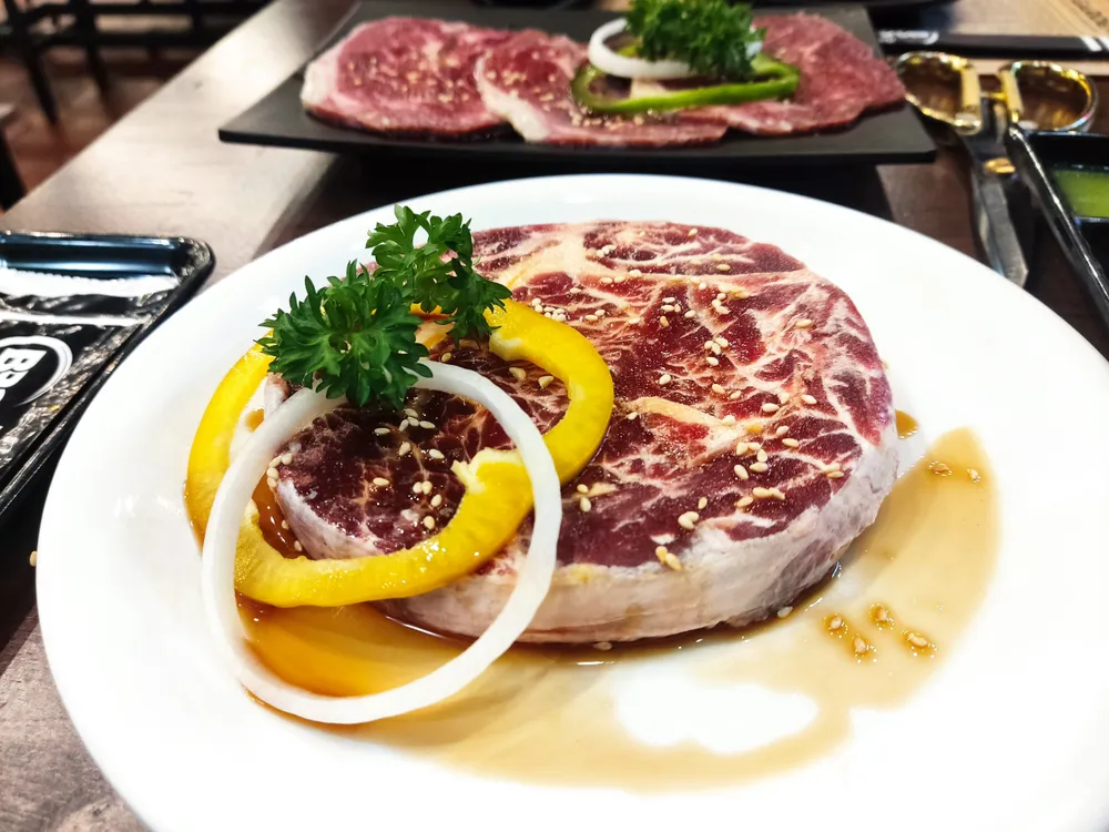 Ăn quá nhiều thịt đỏ làm tăng nguy cơ đau tim. Ảnh: NHẬT LINH