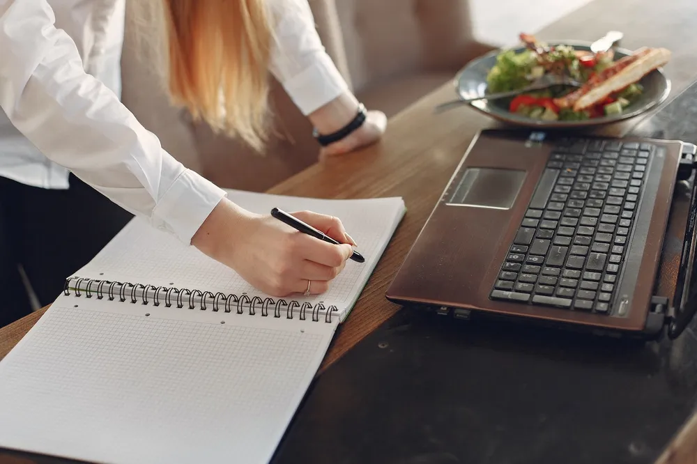 Ăn bữa đúng giờ là điều cần thiết để duy trì cơ thể và tinh thần khỏe mạnh. Ảnh: Pexels Ăn bữa đúng giờ là điều cần thiết để duy trì cơ thể và tinh thần khỏe mạnh. Ảnh: Pexels