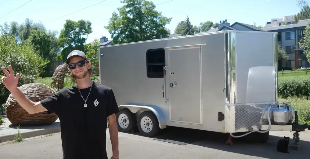 Caley cùng với ngôi nhà của anh ấy. Ảnh: YouTube/Tiny House Giant Journe chiec-xe-cho-hang-duoc-bien-thanh-ngoi-nha-voi-noi-that-bang-go-cham-khac-tuyet-dep.jpg