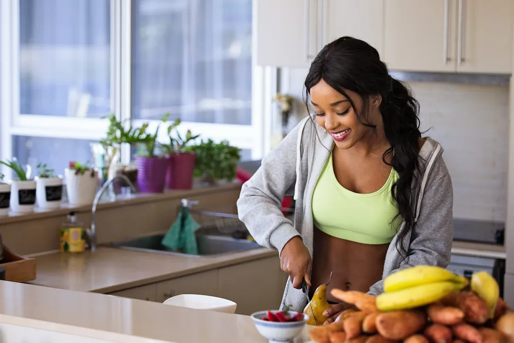 Nên tự nấu ăn tại nhà thay vì ăn hàng quán. Ảnh: Pexels Ăn sạch và lành mạnh