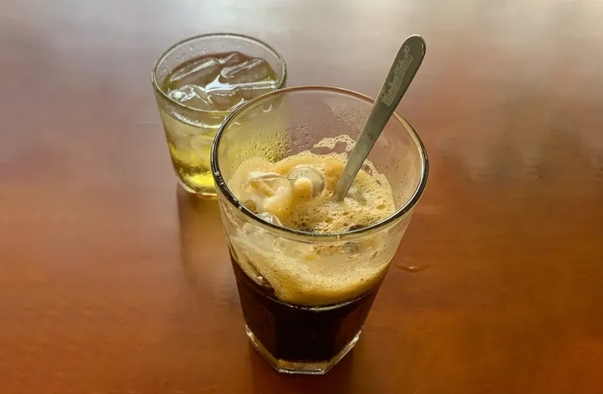 Uống hơn 3 tách trà hoặc cà phê mỗi ngày có thể ảnh hưởng đến sức khỏe. Ảnh: NHẬT LINH Mặc dù việc tiêu thụ trà hoặc cà phê vừa phải thường tốt cho sức khỏe, nhưng uống hơn 3 tách mỗi ngày có thể gây hại nhiều hơn lợi.
