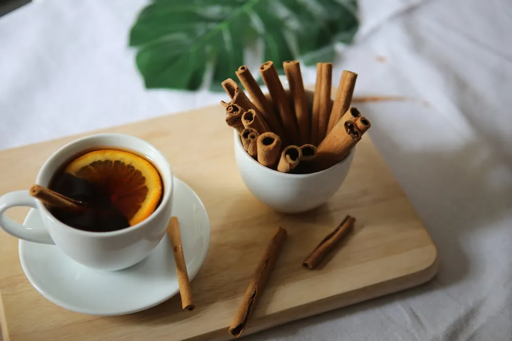 Trà quế được làm bằng cách ngâm thanh quế hoặc bột quế trong nước nóng không chỉ mang lại cảm giác thoải mái mà còn mang lại nhiều lợi ích cho sức khỏe. Ảnh: Pexels Lợi ích sức khỏe của việc uống trà quế