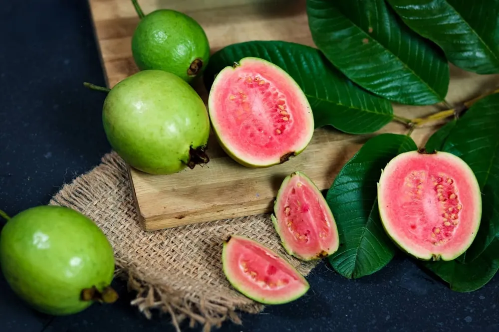 Ổi giàu chất xơ có thể giúp giảm cholesterol "xấu", một trong những nguyên nhân chính gây ra bệnh tim. Ảnh: Pexels 10 loại trái cây có thể giúp giảm mức cholesterol một cách tự nhiên