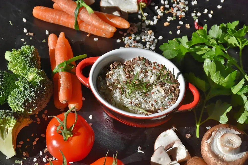 Để tăng cường sức khỏe và hạnh phúc nên bổ sung những thực phẩm giàu dinh dưỡng vào chế độ ăn uống hàng ngày. Ảnh: Pexels Những thói quen lành mạnh để tăng cường sức khỏe và hạnh phúc