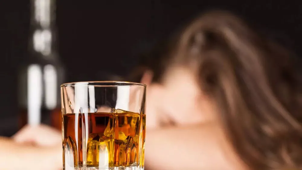 Rượu làm thay đổi tâm trạng và suy giảm chức năng ở những người mắc chứng rối loạn lưỡng cực. Ảnh: iStock Uống rượu làm trầm trọng thêm các triệu chứng rối loạn lưỡng cực
