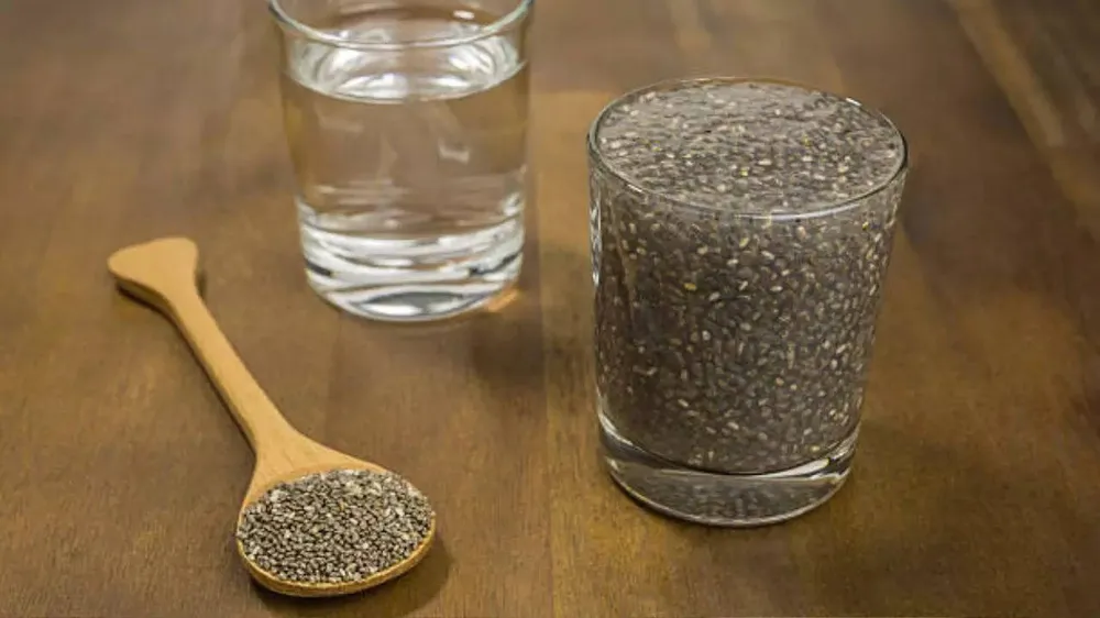 Uống nước hạt chia trước khi đi ngủ có thể giúp cải thiện tiêu hóa. Ảnh: iStock Uống nước hạt chia trước khi đi ngủ có an toàn không?