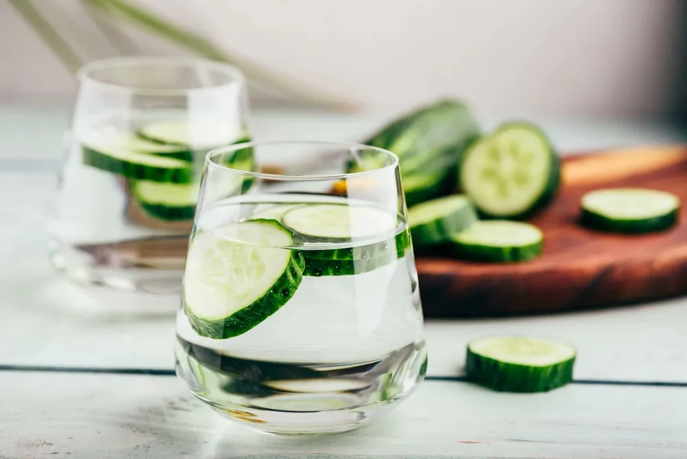 Uống nước dưa chuột có thể mang lại nhiều lợi ích cho sức khỏe tổng thể. Ảnh: iStock Những lợi ích sức khỏe ít được biết đến của nước dưa chuột