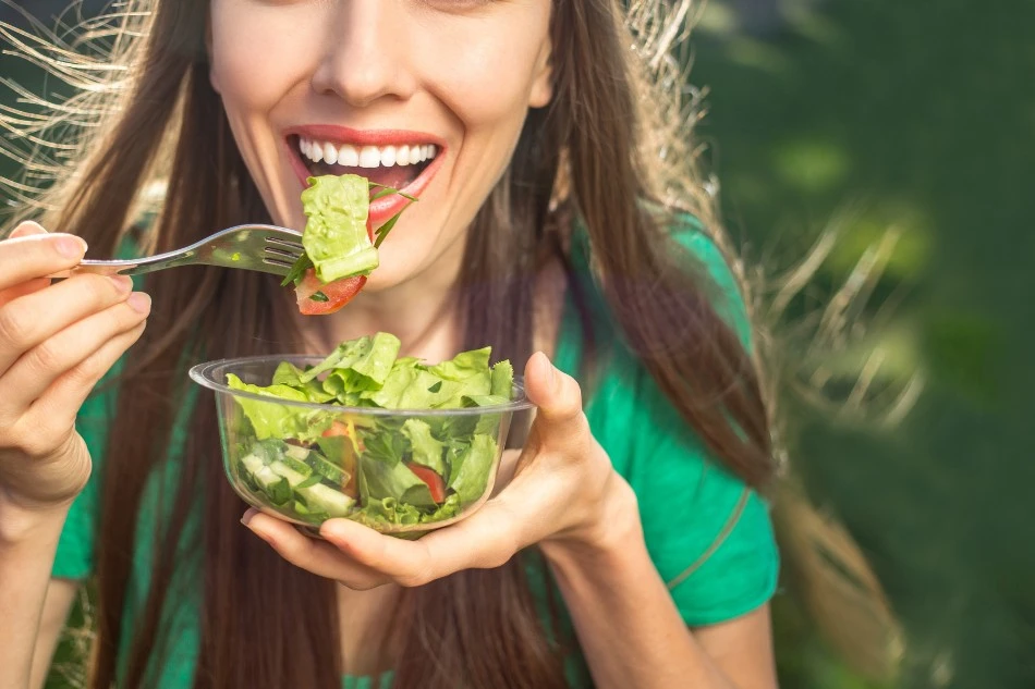 Salad thường xuyên được quảng cáo là bữa ăn lý tưởng cho chế độ ăn kiêng để giữ được vóc dáng cân đối. Ảnh: Shutterstock Ăn salad sống có tốt cho sức khỏe không?