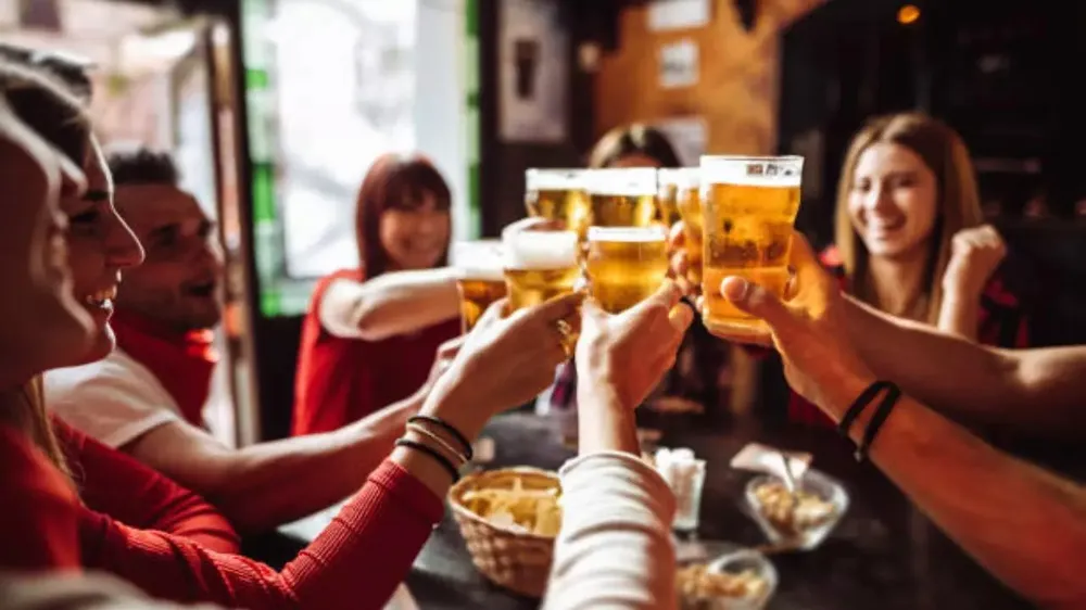 Ngay cả việc uống rượu bia vừa phải cũng có thể làm tăng nguy cơ ung thư thông qua các cơ chế như sản xuất acetaldehyde, stress oxy hóa và thay đổi nội tiết tố. Ảnh: iStock Uống rượu bia có thể làm tăng nguy cơ ung thư