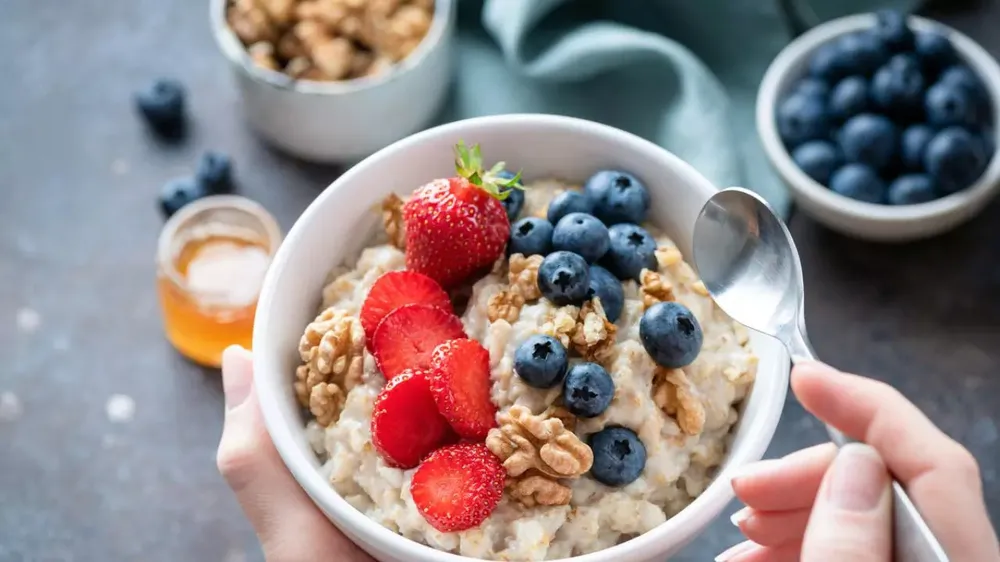 Chế độ ăn nhiều protein và chất xơ có thể hỗ trợ giảm mỡ bụng cứng đầu. Ảnh: iStock Cách để đốt cháy mỡ bụng cứng đầu