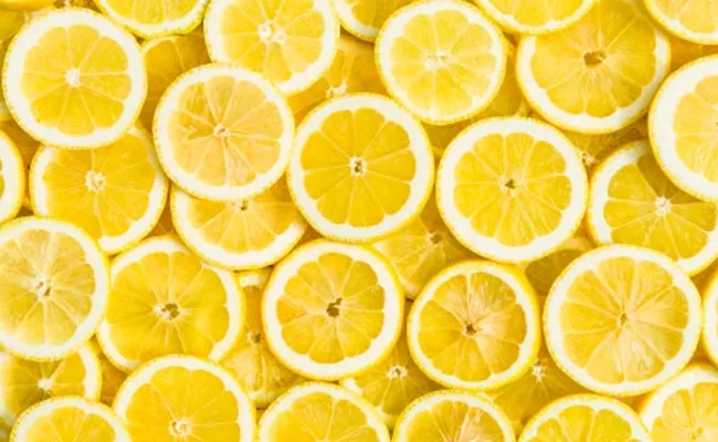 Thêm chanh vào chế độ ăn hàng ngày có thể mang lại nhiều lợi ích sức khỏe. Ảnh: iStock 10 lợi ích tuyệt vời của việc thêm chanh vào chế độ ăn hàng ngày