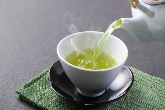 Uống 3-4 tách trà xanh mỗi ngày có thể mang lại nhiều lợi ích cho sức khỏe. Ảnh: Shutterstock Uống 3-4 tách trà xanh mỗi ngày, chuyện gì xảy ra với sức khỏe?