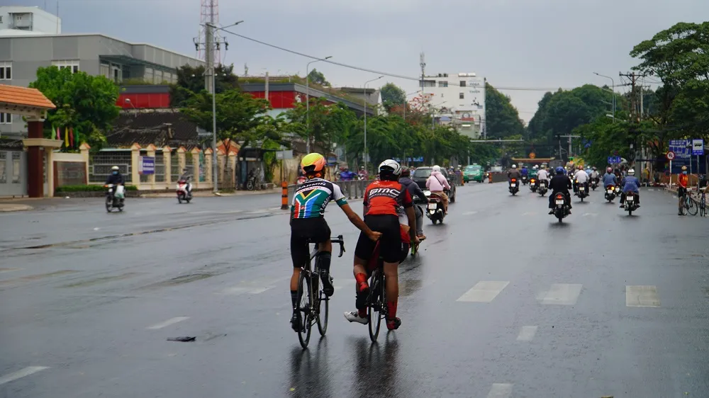 dan-ra-duong-dong-tro-lai-ngay-cach-li-xa-hoi