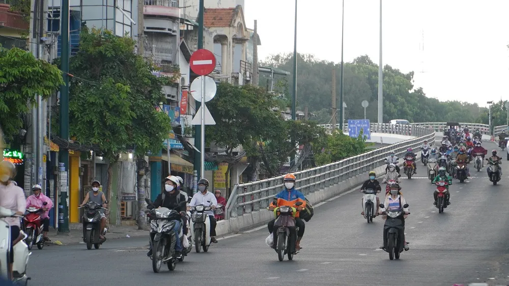 dan-ra-duong-dong-tro-lai-ngay-cach-li-xa-hoi