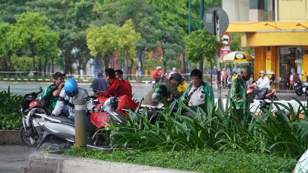 dan-ra-duong-dong-tro-lai-ngay-cach-li-xa-hoi