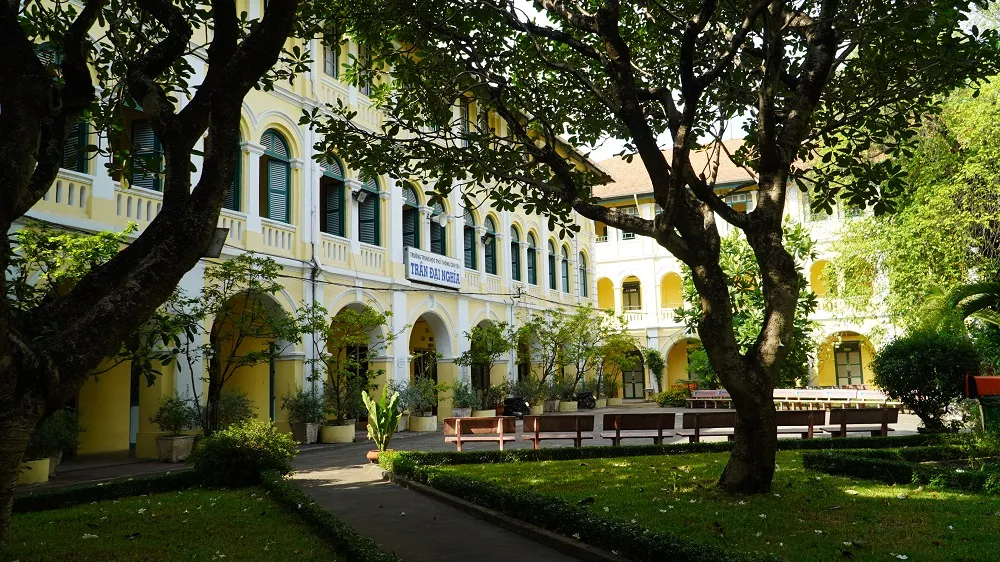 hoc-sinh-tro-lai-truong