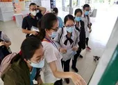 Thí sinh kín mít khẩu trang bắt đầu làm thủ tục thi THPT 