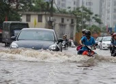 CSGT lội nước giúp người dân khơi miệng cống chống ngập ảnh 7 Cách lái ô tô 'thoát hiểm' vượt qua đường ngập nước