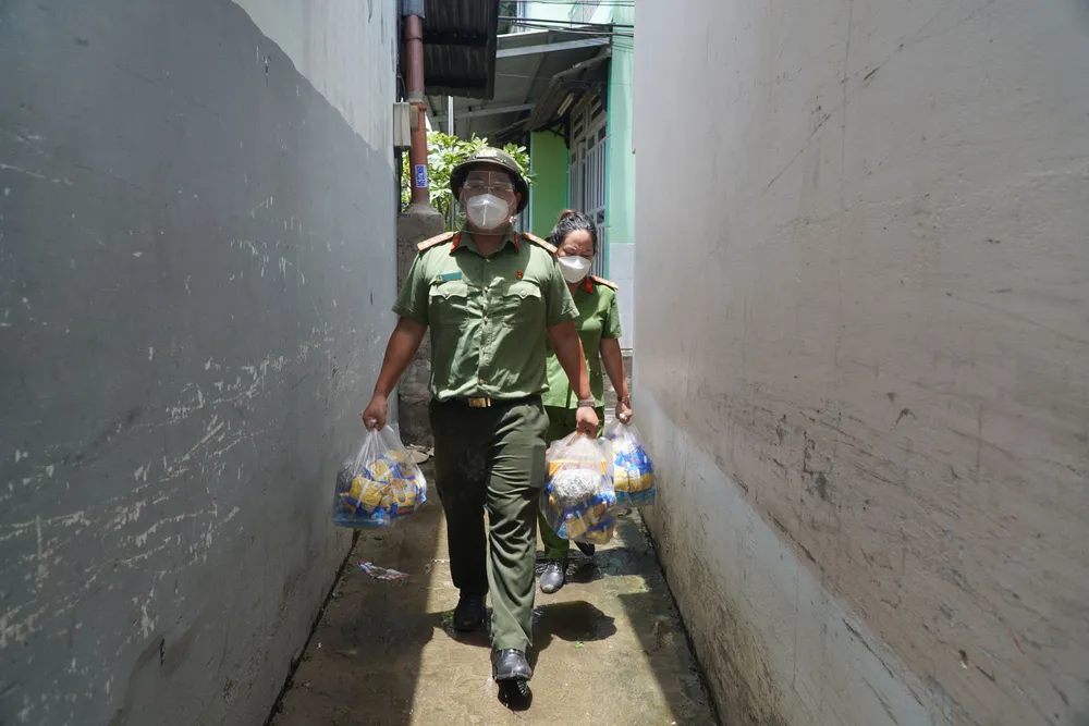 Công an đến từng nhà trao quà cho trẻ khuyết tất, mồ côi ảnh 4 Công an đến từng nhà trao quà cho trẻ khuyết tất, mồ côi ảnh 4