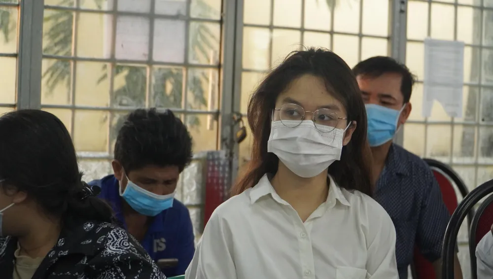 Em Nguyễn Trần Phương Linh – Lớp 12C1, trường THPT Võ Trường Toản, quận 12 đợi đến lượt làm CCCD. Ảnh: MINH TÂM Em Nguyễn Trần Phương Linh – Lớp 12C1, trường THPT Võ Trường Toản, quận 12 đợi đến lượt làm CCCD. Ảnh: MINH TÂM