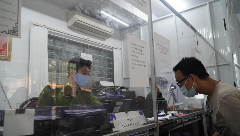 Một số người dân cũng tranh thủ thời gian đến làm CCCD ngoài giờ hành chính. Ảnh: MINH TÂM Một số người dân cũng tranh thủ thời gian đến làm CCCD ngoài giờ hành chính. Ảnh: MINH TÂM
