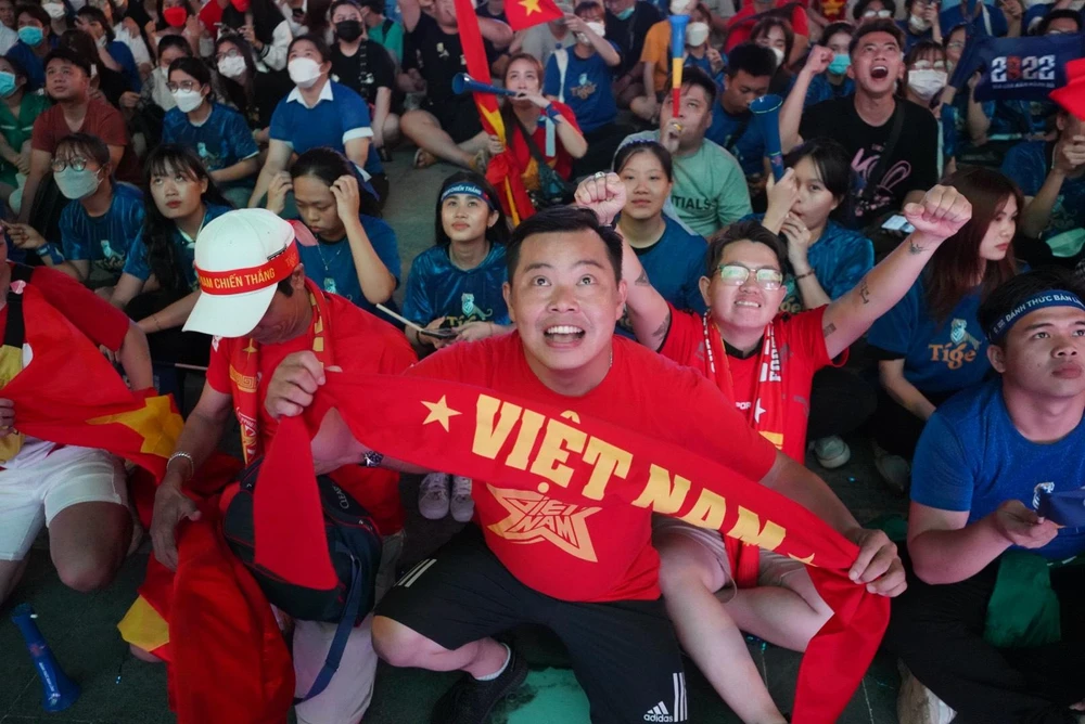 Các cổ động viên tại TP.HCM đã rất hào hứng và cổ vũ nồng nhiệt trong 90 phút trận bóng diễn ra nhưng vẫn chưa có bàn thắng được ghi cho đội nhà, cho đến khi vào 2 hiệp phụ các cổ động viên tiếp tục hò reo lớn hơn mong có được chiến thắng. Và rồi sau nhiều cố gắng thì Tiến Linh ghi bàn ở phút 111 giúp U-23 Việt Nam hạ Malaysia với tỉ số 1-0. Ảnh: TÂM THƠ