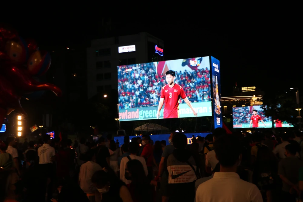 5 màn hình LED lớn được lắp đặt để các cổ động viên có thể theo dõi trận đấu dễ dàng.