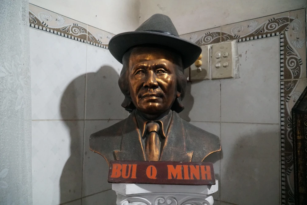 Đây là bức tượng do chính ông Minh tạc mình để lưu giữ lại khoảnh khắc lúc còn trẻ. Ảnh: BẢO PHƯƠNG