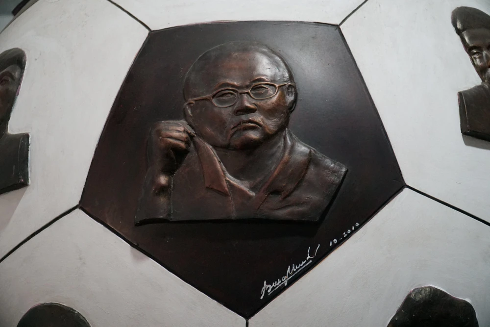 Chân dung ông Park Hang-seo được ông Minh tỉ mỉ tạc lại một cách rất có hồn. Ảnh: BẢO PHƯƠNG