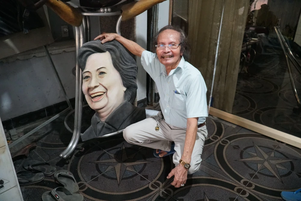 Chân dung bà Hillary Clinton cũng được ông kỳ công tạc lại để làm kỷ niệm. Ảnh: BẢO PHƯƠNG