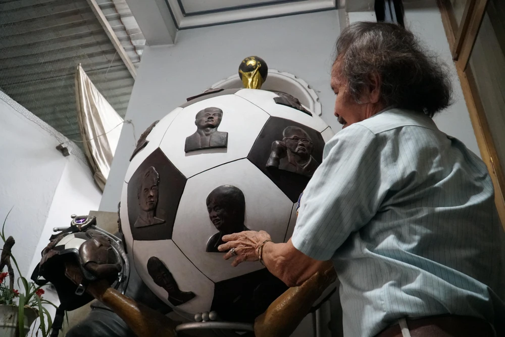 Để tạo hình giống quả bóng nhất, ông Minh mua cả trái bóng về để làm mẫu, chia múi sao cho thật giống. Ảnh: BẢO PHƯƠNG