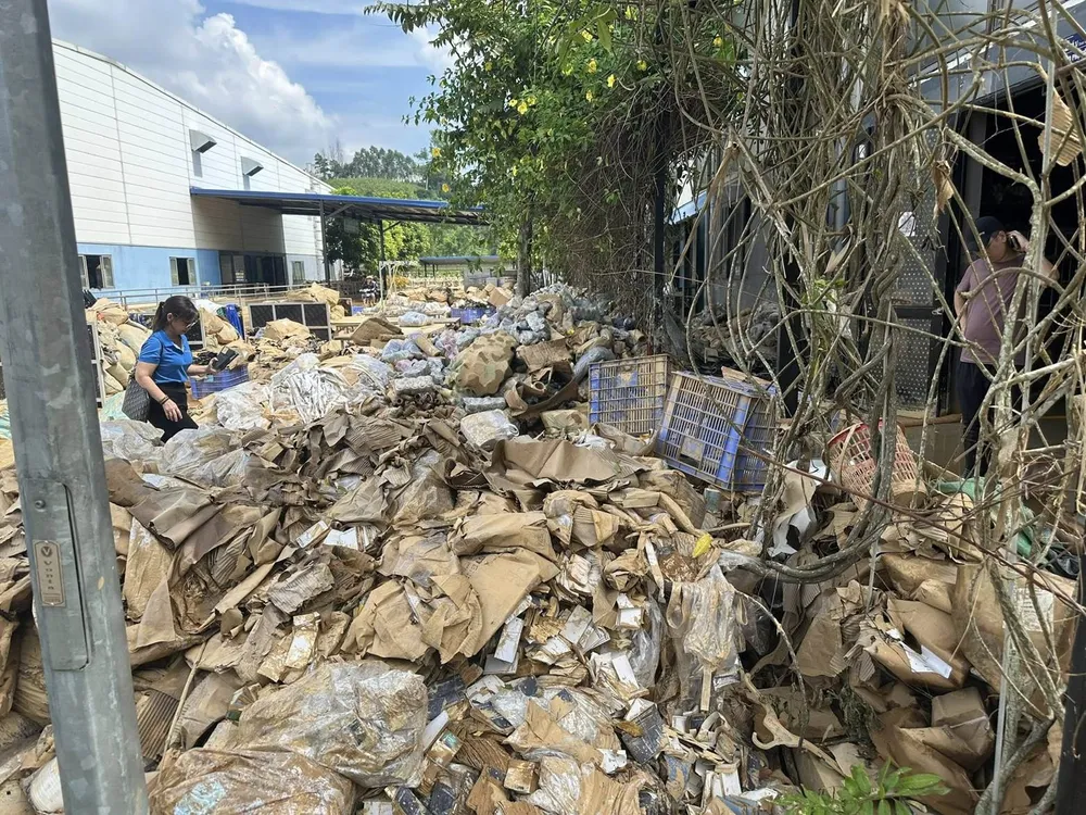 Nhiều nhà xưởng, hàng hóa bị thiệt hại nặng nề bởi mưa lũ.