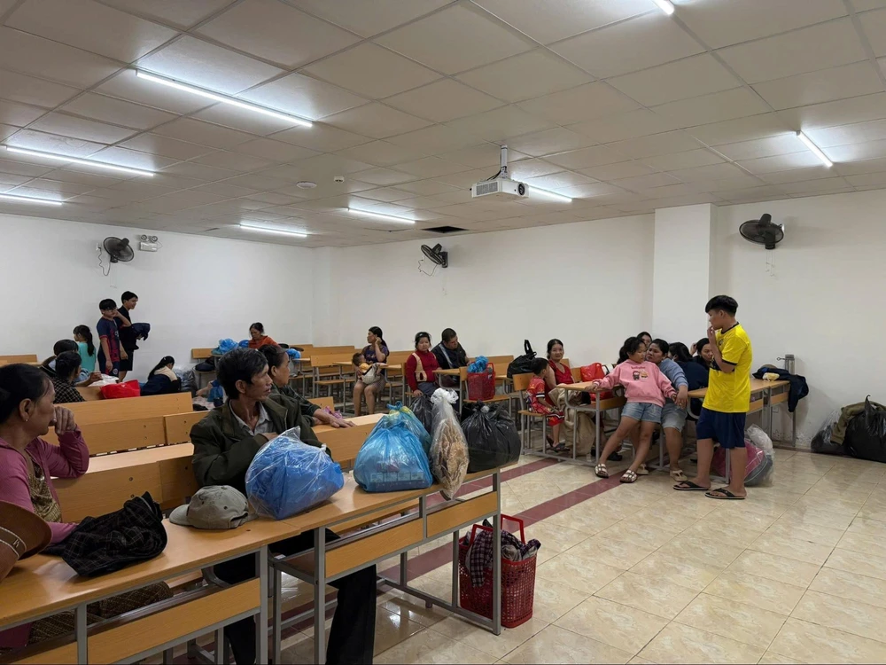 Bà con tránh trú tại KTX Thép Hòa Phát Dung Quất.